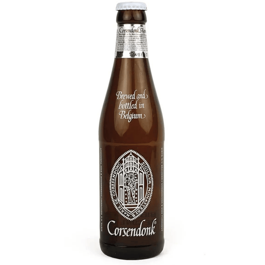 Eine Flasche Corsendonk Champagnerbier aus Belgien 0,33 l, eine belgische Bierspezialität, mit einem Etikett mit der Aufschrift „Gebraut und abgefüllt in Belgien“ und der aufwendigen Abbildung eines Kirchenfensters.