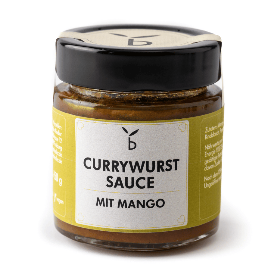 Ein Glas mit Ben Kindlers benkindler. Currywurstsauce mit Mango. Das Glas hat einen schwarzen Deckel und ein hellgelbes Etikett mit Text in Deutsch und Englisch. Das Etikett ist minimalistisch gestaltet und hat ein kleines Logo und den Text „benkindler. Currywurstsauce mit Mango“. Das Glas enthält 250 g Sauce.