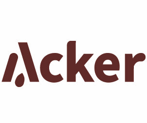 Das Bild zeigt das Wort „acker“ in einer braunen, serifenlosen Schriftart vor einem schlichten weißen Hintergrund.