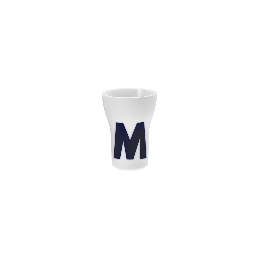 Ein weißer Hering Berlin Letter Cup mit dem Buchstaben „m“ in großer, blauer Schrift auf der Seite.