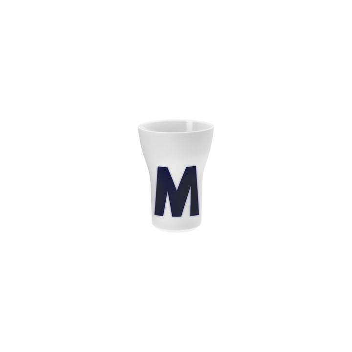 Ein weißer Hering Berlin Letter Cup mit dem Buchstaben „m“ in großer, blauer Schrift auf der Seite.