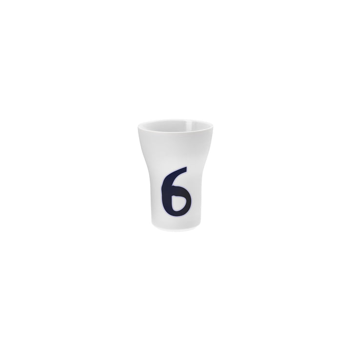 Ein weißer Hering Berlin Letter Cup mit der blauen Nummer 6 auf der Seite auf weißem Hintergrund.