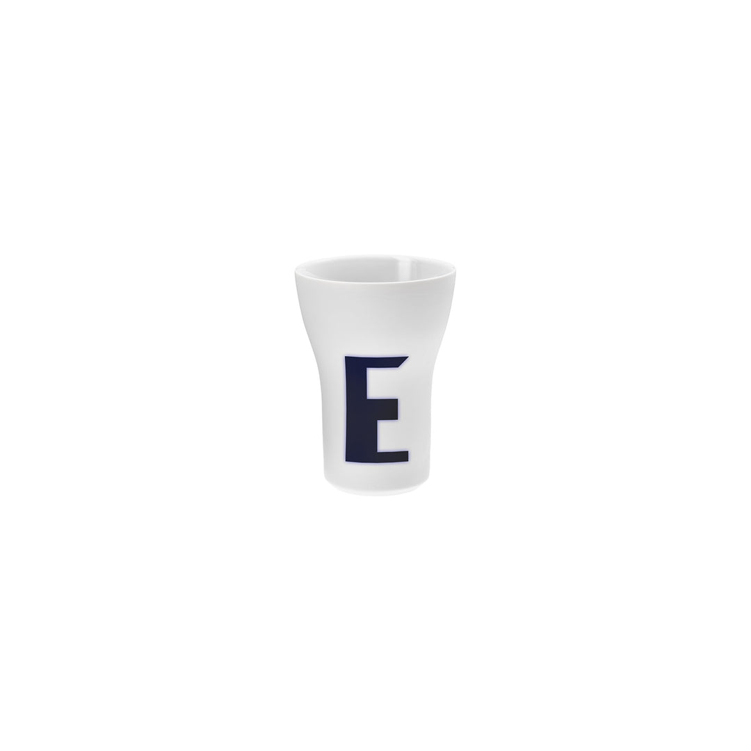 Ein Schnapsglas aus weißem Porzellan mit dem Buchstaben „e“ in Blau – Hering Berlin Letter Cup