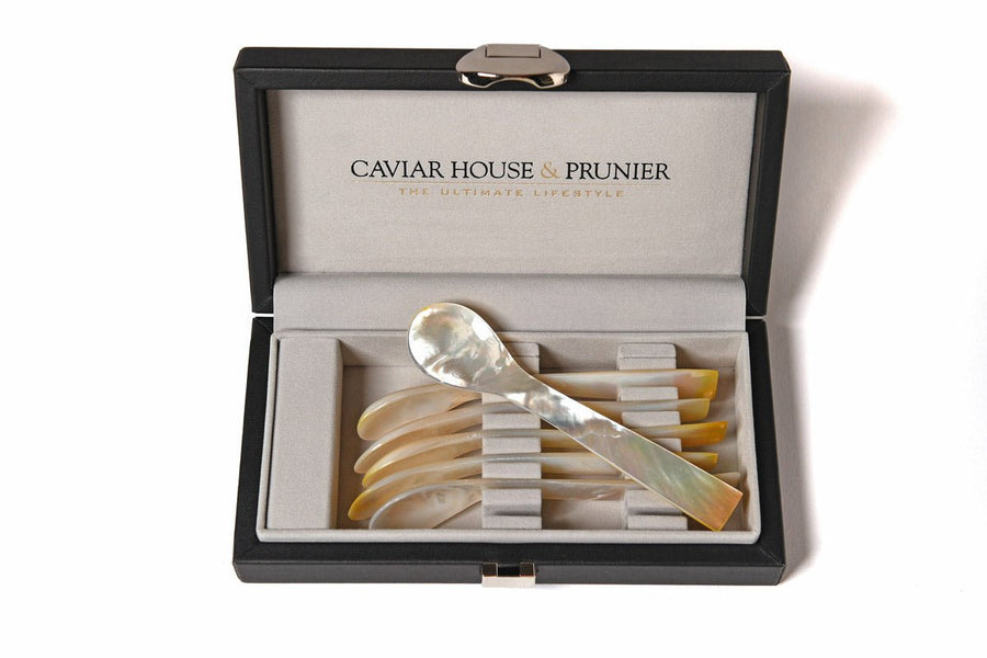Ein offenes Caviar House & Prunier Perlmuttlöffel-Set in einer Präsentationsbox mit Caviar House Prunier-Branding.