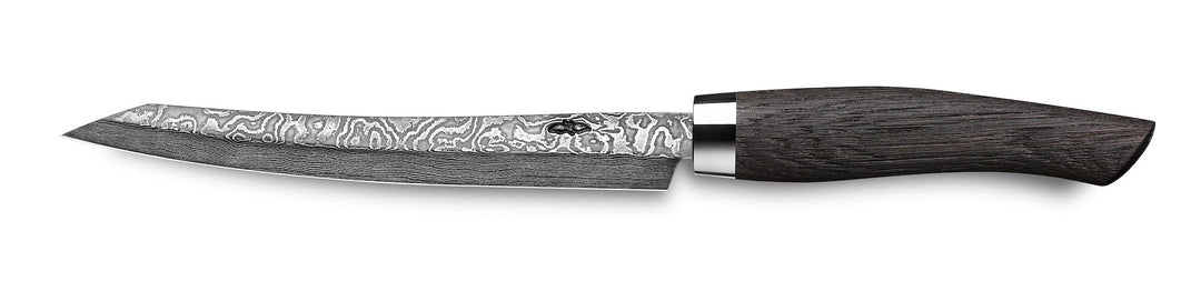 Ein Nesmuk Exklusiv C100 Slicer 160 Damaststahlmesser mit gemusterter Klinge und dunklem Holzgriff, isoliert auf weißem Hintergrund.