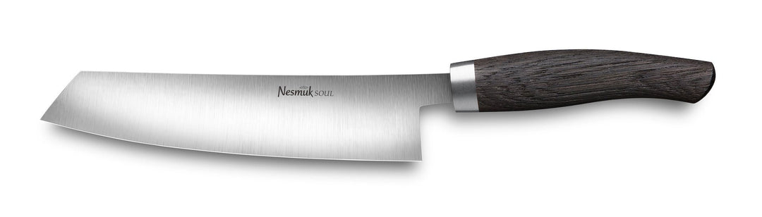 Auf weißem Hintergrund liegt ein Nesmuk Soul Kochmesser 180 mit gebogener Klinge und dunklem Holzgriff.