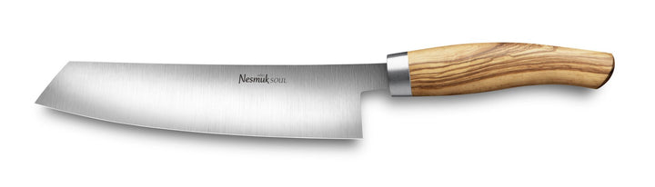Ein Nesmuk Soul Kochmesser 180 mit poliertem Holzgriff und extremer Schärfe.