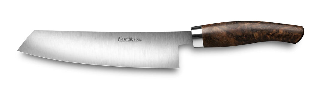 Nesmuk-Edelstahlbeil mit Holzgriff und extremer Schärfe auf weißem Hintergrund.
