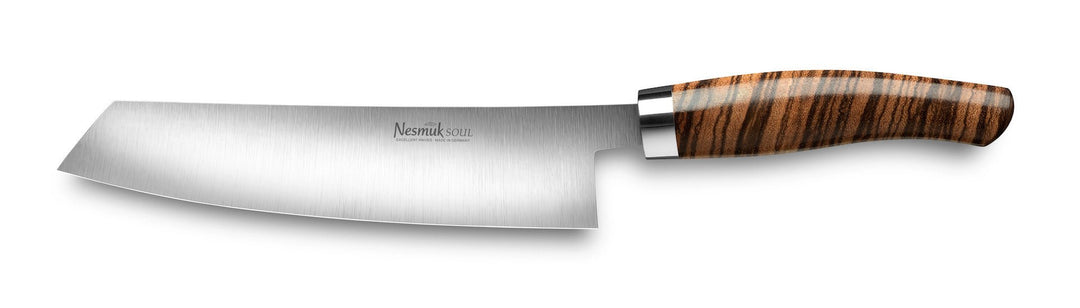 Ein Nesmuk Soul Kochmesser 180 mit extremer Schärfe und einem polierten, geschichteten Holzgriff, isoliert auf weißem Hintergrund.