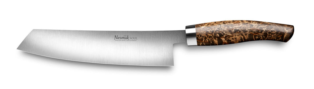 Ein hochwertiges Nesmuk Soul Kochmesser 180 mit einer glatten Klinge aus rostfreier Stahllegierung und einem polierten Holzgriff mit einem einzigartigen Maserungsmuster, das für seine extreme Schärfe bekannt ist.