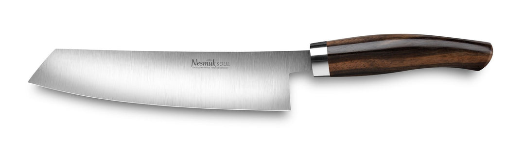 Ein Nesmuk Soul Kochmesser 180 mit Holzgriff auf weißem Hintergrund, mit extremer Schärfe.