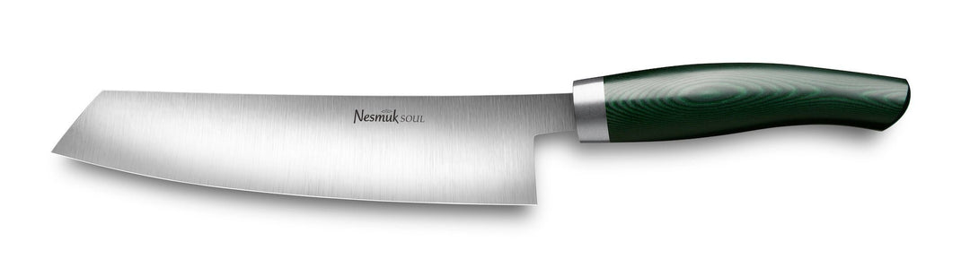 Ein Nesmuk-Kochmesser aus rostfreiem Stahl mit extremer Schärfe, einer gebogenen Klinge und einem dunkelgrünen, konturierten Griff.