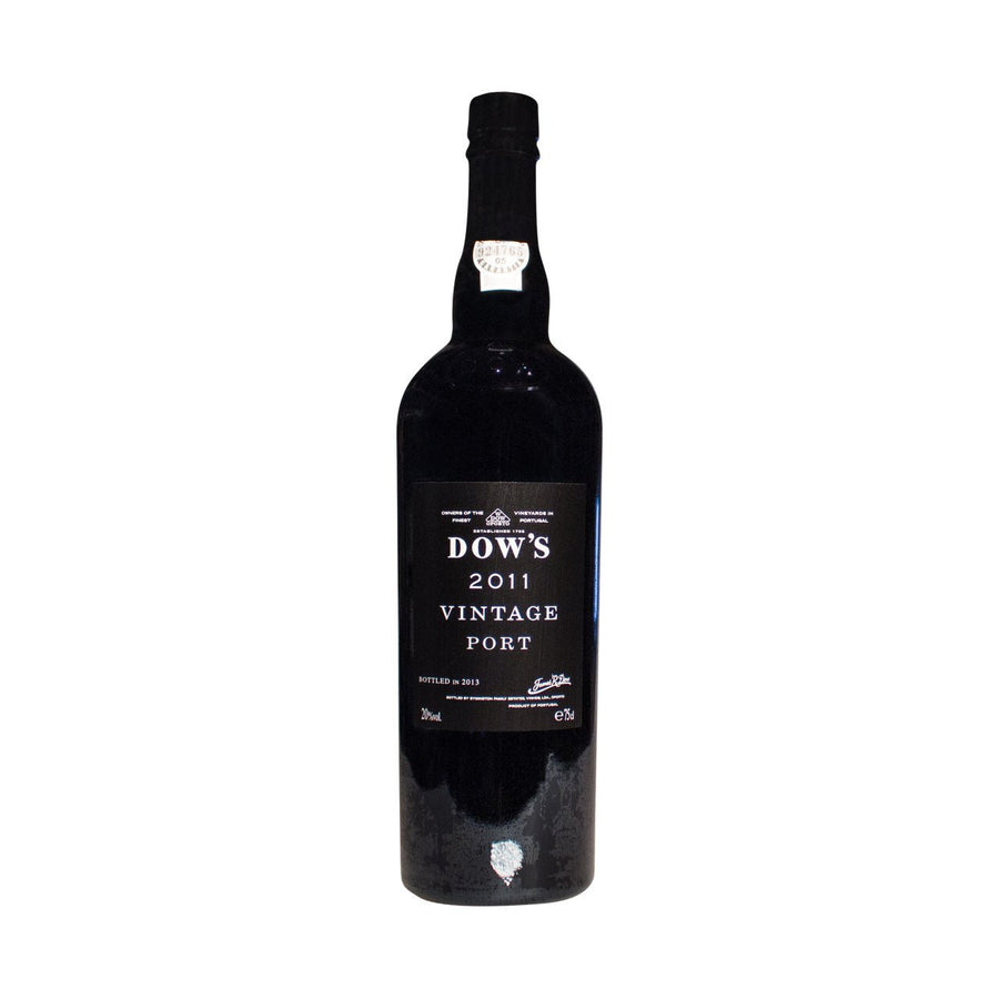 Eine Flasche Dow's Vintage 2011 0,75l Portwein vor weißem Hintergrund.