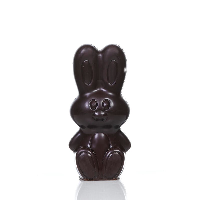 Ein Kings Schokoladen-Osterhase, dunkle Schokolade von Sylter Manufaktur steht aufrecht gegen einen weißen Hintergrund.