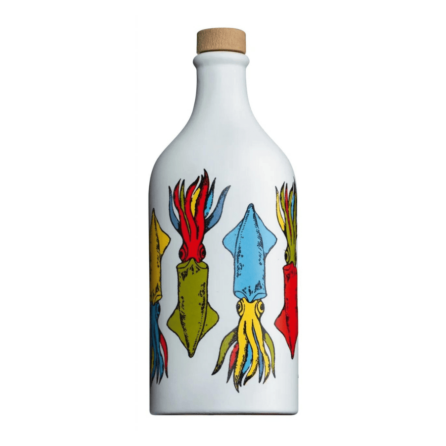 Eine weiße Keramikflasche mit Korkstopfen, verziert mit bunten Illustrationen von Muraglia Olivenöl in der Tonflasche *maritim - Tintenfisch* extra vergine.