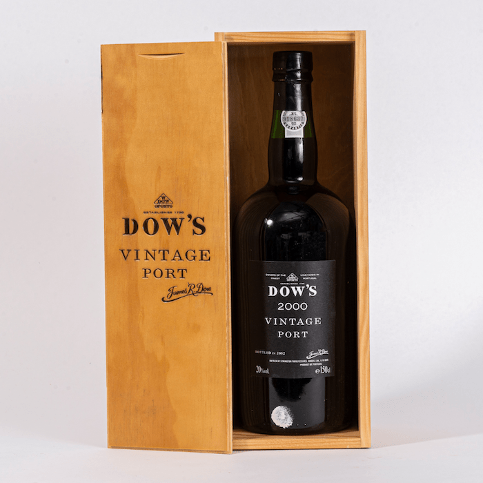Eine Flasche Dow's Magnum Vintage 2000 1,5l Portwein in einer hölzernen Präsentationsbox.