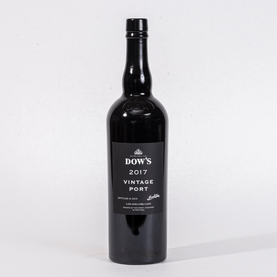 Eine Flasche Dow's Vintage 2017 0,75l Portwein vor weißem Hintergrund.