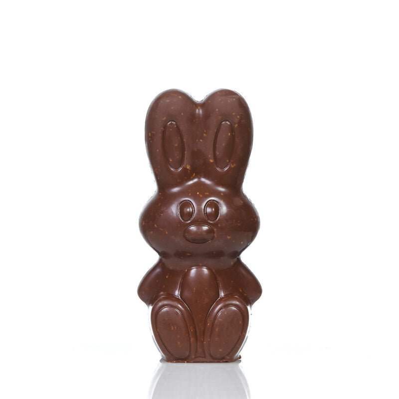 Ein Kings Haselnuss Schokoladen-Osterhase, der aufrecht vor einem weißen Hintergrund steht, hergestellt von Sylter Manufaktur.
