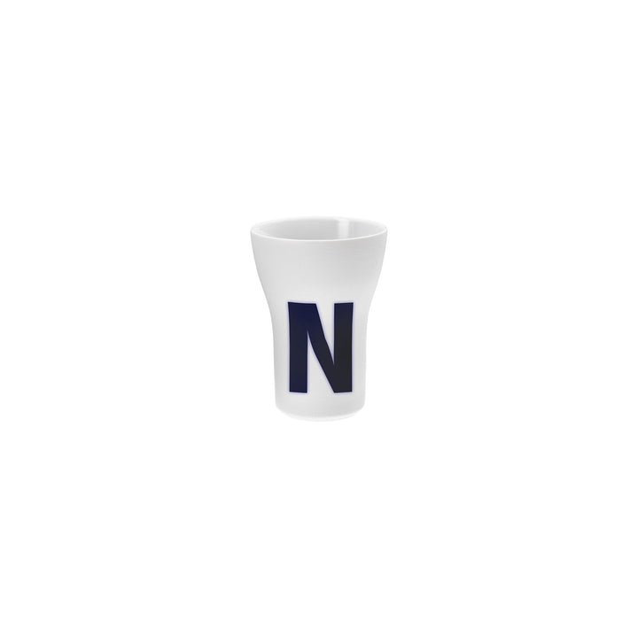 Ein weißer Hering Berlin Letter Cup mit einem kräftigen, blauen Buchstaben 'n' auf seiner Seite.