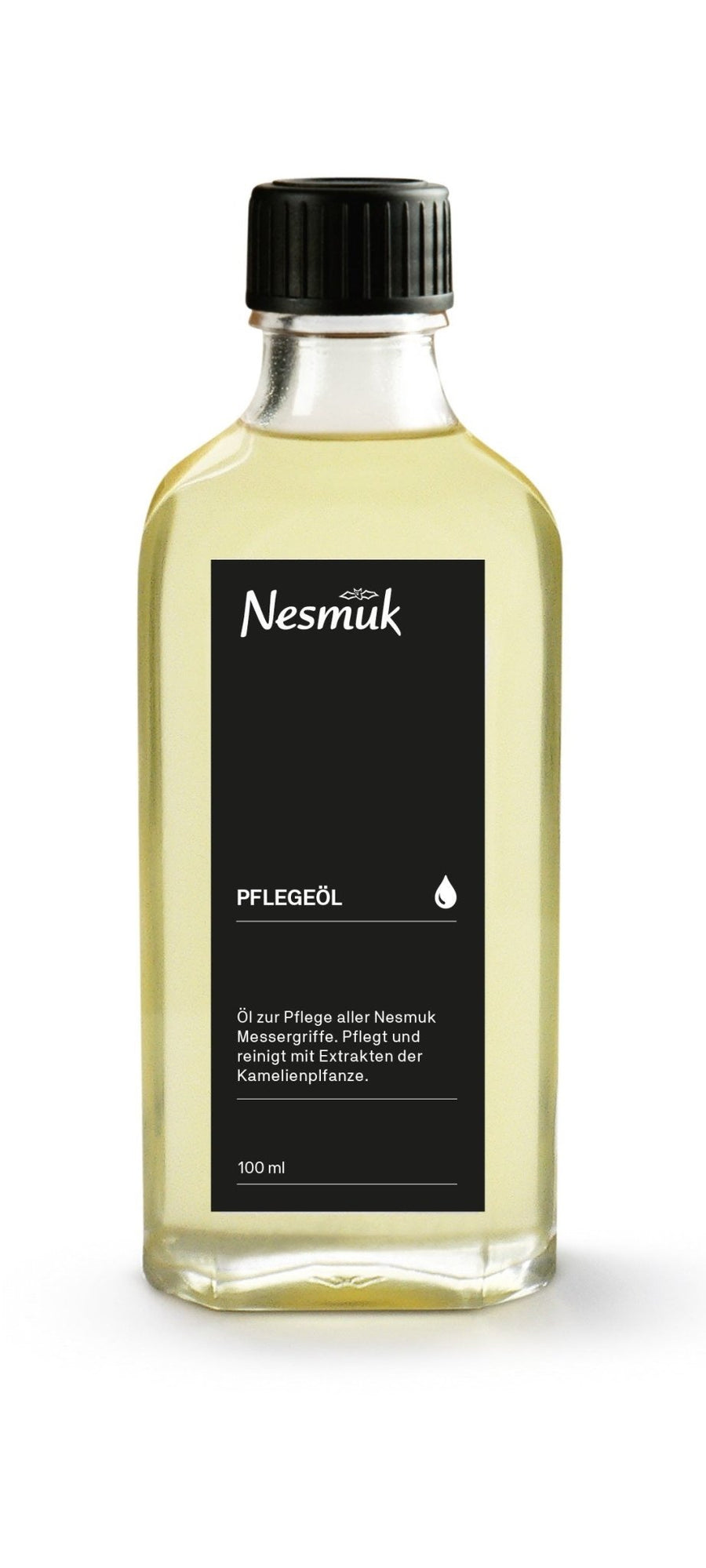 Eine Flasche Nesmuk Accessoires Chinesisches Kamelienöl 100 ml, vermutlich ein Pflegeöl zur Pflege mit chinesischem Kamelienöl, mit schwarzem Etikett, vor weißem Hintergrund.