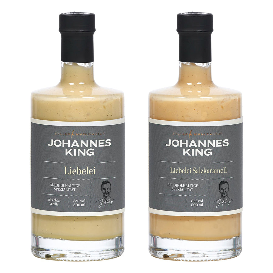 Zwei Flaschen Sylter Manufaktur Johannes King Liebelei-Duo, ein alkoholisches Getränk mit Sanddorn, nebeneinander vor einem weißen Hintergrund präsentiert.