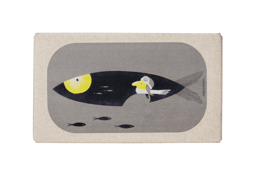 Eine farbenfrohe Illustration auf strukturiertem Hintergrund, die einen großen schwarzen Fisch mit gelbem Auge zeigt. Darin sind kleinere Fische zu sehen, die in Olivenöl schwimmen, umgeben von Jose Gourmet Sardinen in Olivenöl mit Zitrone.