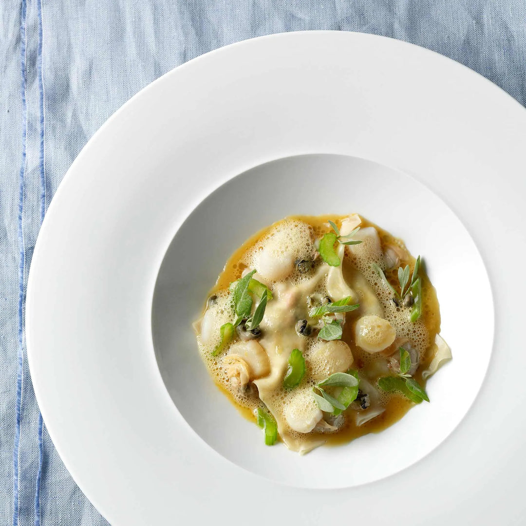 Frische Ravioli mit Meeresfrüchten Und Strandportulak