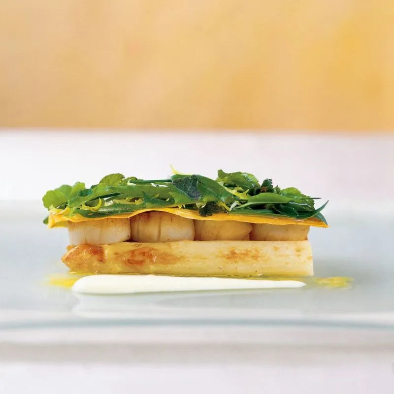 Jakobsmuscheln auf gebratenem Spargel mit Knusperblatt und Wildkräutersalat