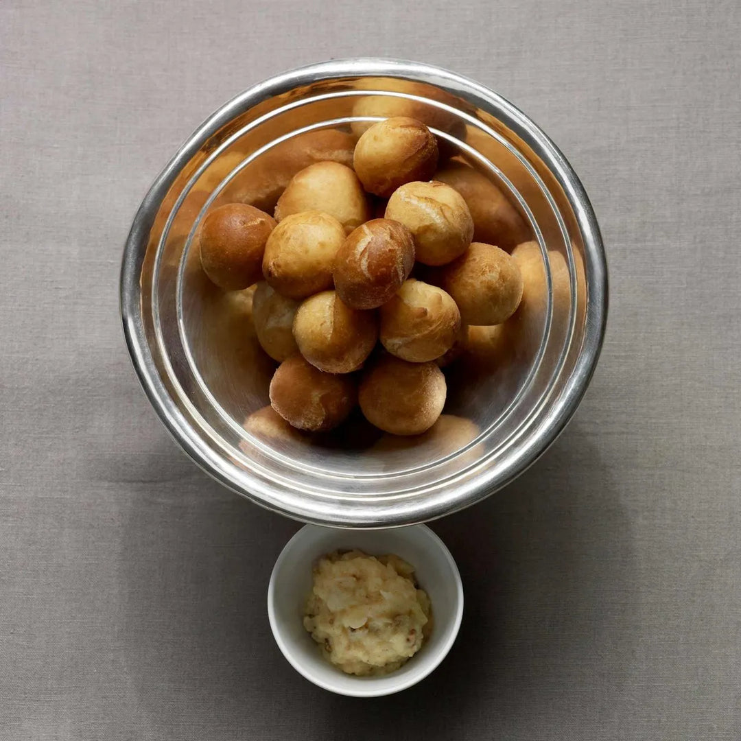 Sprottenkrapfen mit Apfel-Senf-Kompott