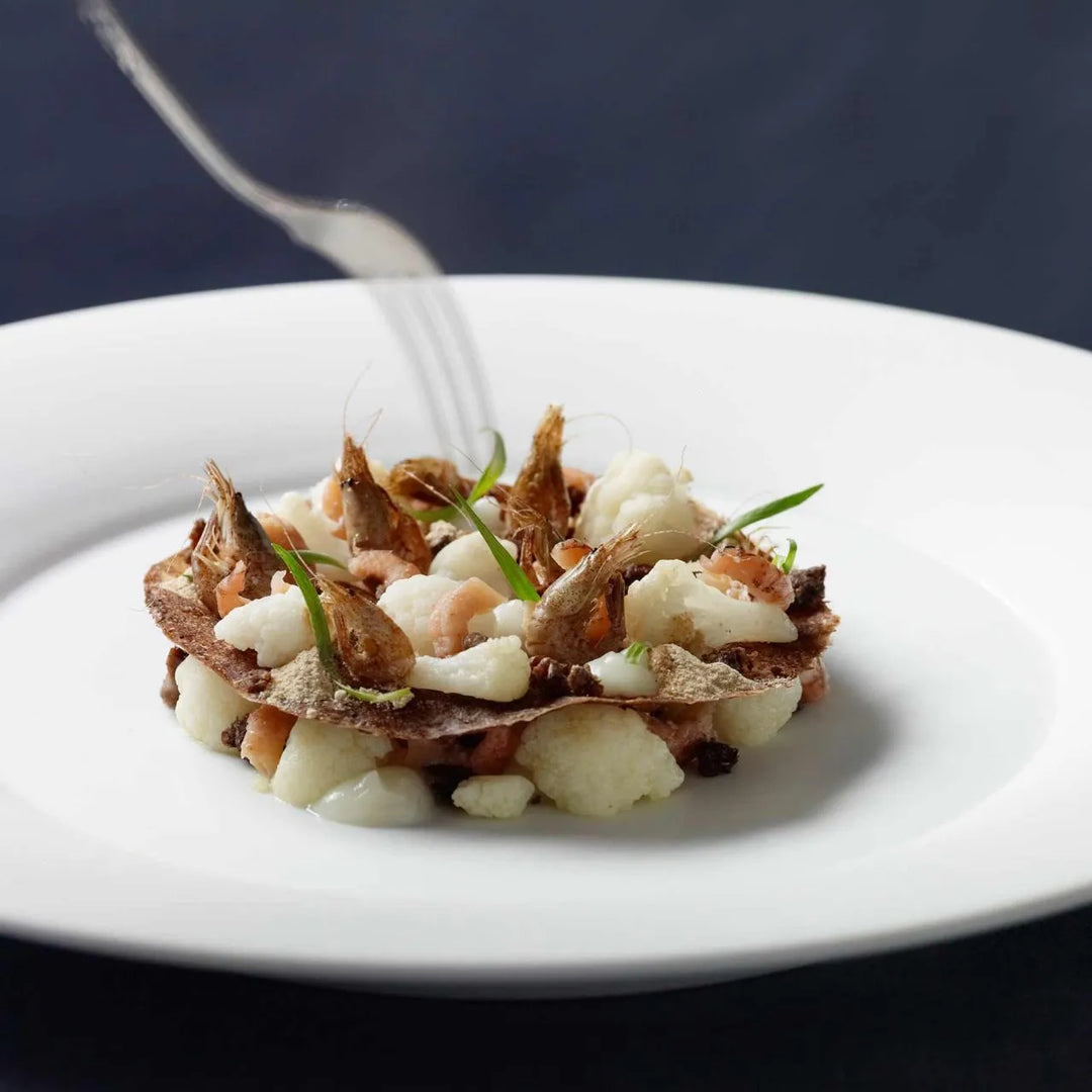 Krabbensalat mit Pumpernickel und Blumenkohl
