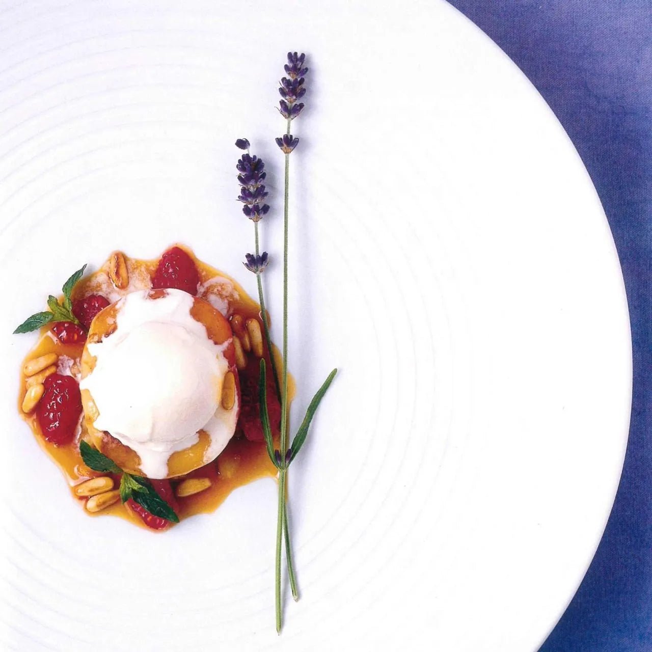 Dessert mit gebratenem Pfirsich und Lavendel-Eis I Rezept I Johannes ... Dessert mit gebratenem Pfirsich und Lavendel-Eis I Rezept I Johannes ...