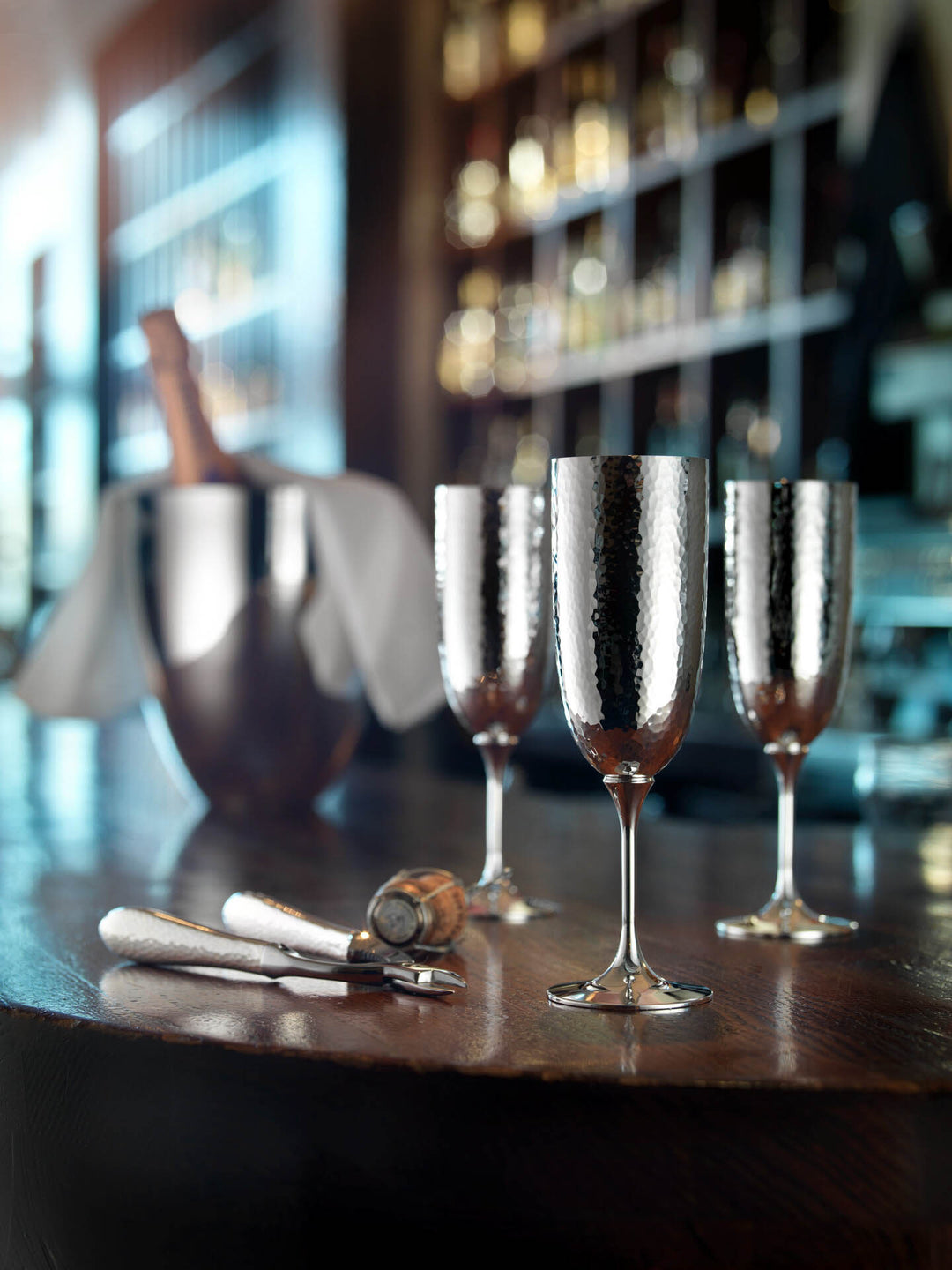 Martelé Champagnerkelch zusammen mit dem Champagneröffner aus Silber