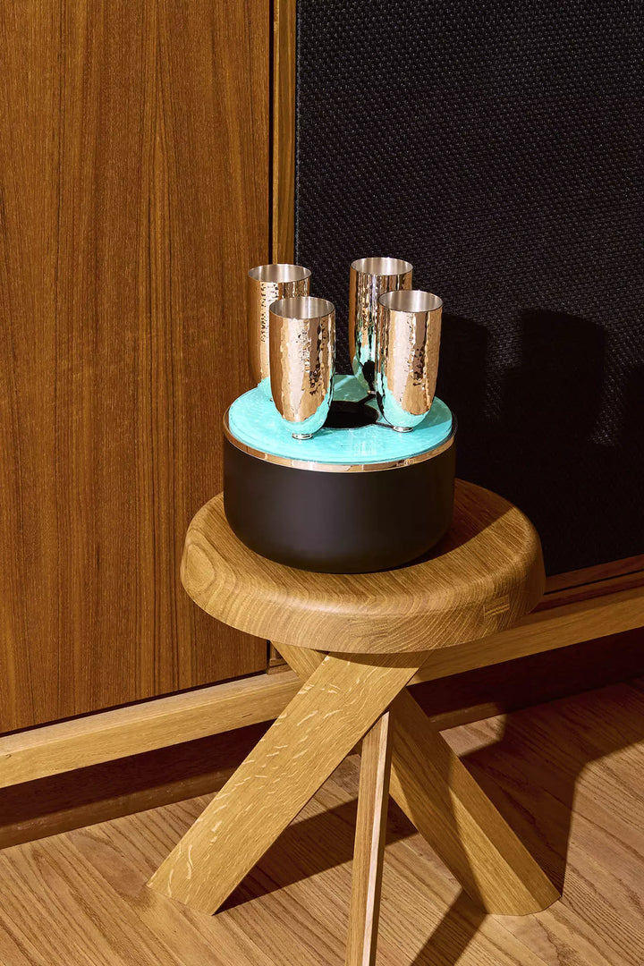 Champagner Box aus Silber als Mittelpunkt im hellen Wohnraum
