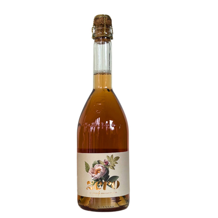 Eine Flasche Kings Sylter Rosensecco *alkoholfrei* von der Sylter Manufaktur Johannes King ist elegant mit einem Korken und einer Folie verschlossen. Das Etikett zeigt ein wunderschönes Blumenmotiv, mit „Petal“ in goldener Schrift über „Rosé“ und „Sierra Foothills“. Der alkoholfreie Fruchtsecco im Inneren schimmert in einem hellen Bernsteinton.