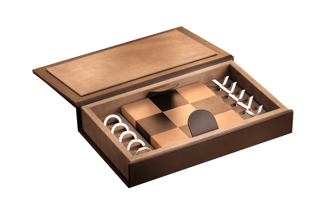 Geöffnetes Lederetui von Robbe & Berking mit Tic Tac Toe Brett, Ringen und Kreuzen in eigenen Fächern