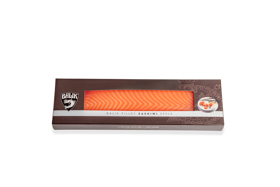 Eine rechteckige Packung Dieckmann & Hansen Balik Filet Sashimi Style zeigt ein orangefarbenes Fischfilet, das durch ein durchsichtiges Fenster zu sehen ist, mit Branding und Produktinformation auf braunem Hintergrund.