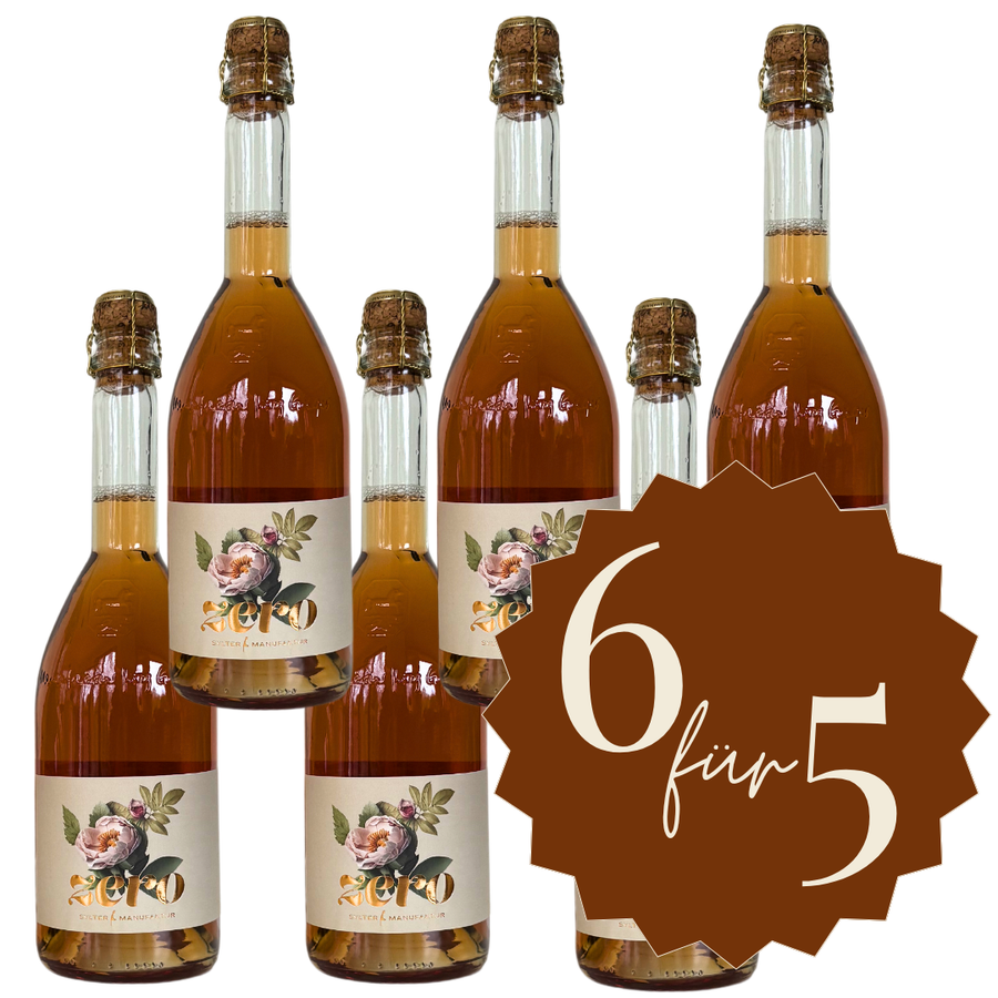 Sechs Flaschen Großes Rosensekt-Bundle *alkoholfrei* der Sylter Manufaktur Johannes King, jeweils mit einem floralen Etikett, sind in zwei Reihen angeordnet. Ein brauner Sternenhimmel mit der Aufschrift "6 für 5" weist auf das Sonderangebot hin.
