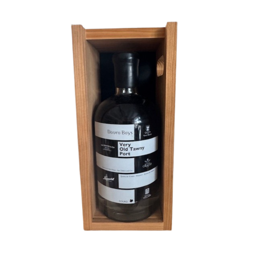 Eine Flasche Very Old Tawny Port - Douro Boys ist aufrecht in einer Holzkiste mit geöffnetem Schiebedeckel abgebildet. Die Flasche Douro Boys hat einen schwarzen Verschluss und ein weiß-schwarzes Etikett.