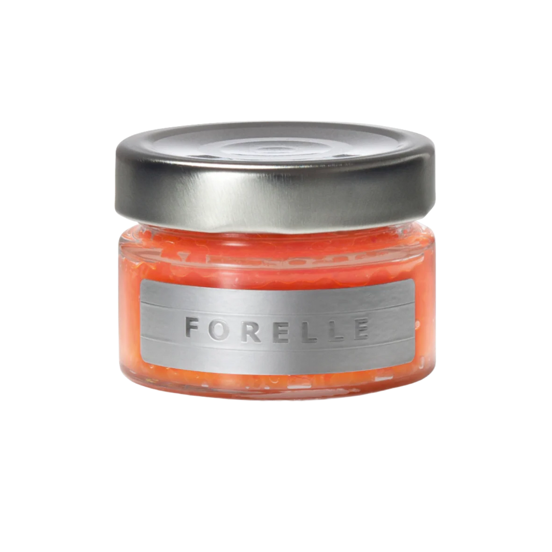 Ein kleines Glasgefäß mit silbernem Deckel enthält orangefarbenen Forellen-Kaviar von Dieckmann & Hansen. Das Glas trägt ein silbernes Etikett mit der Aufschrift "FORELLE" in Großbuchstaben.