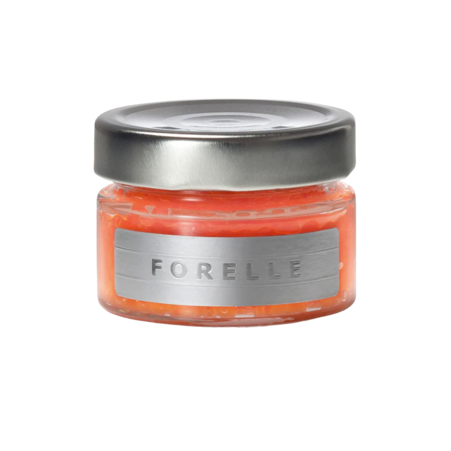Ein kleines Glasgefäß mit silbernem Deckel enthält orangefarbenen Forellen-Kaviar von Dieckmann & Hansen. Das Glas trägt ein silbernes Etikett mit der Aufschrift "FORELLE" in Großbuchstaben.