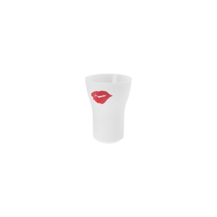 Ein Hering Berlin Becher, groß „Kiss“ Schnapsglas mit einem roten Lippenaufdruck in der Mitte auf der Vorderseite, isoliert auf weißem Hintergrund.