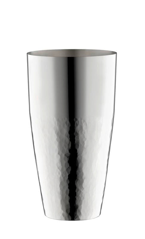 Eine hohe, schlanke Metallvase mit gehämmerter Textur und poliertem, reflektierendem Finish, die an die Handwerkskunst des Robbe & Berking Cocktailshakers mit Glas Martelé erinnert. Die Vase hat eine zylindrische Form und verjüngt sich nach unten leicht.