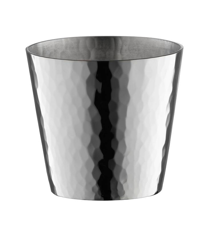 Ein Robbe & Berking Wodkabecher Martelé mit einer leicht verjüngten, metallischen, zylindrischen Form. Die Oberfläche ist mit einem gehämmerten Muster strukturiert, das Licht reflektiert und für ein glänzendes Aussehen sorgt. Der Behälter ist leer und steht vor einem schlichten weißen Hintergrund.