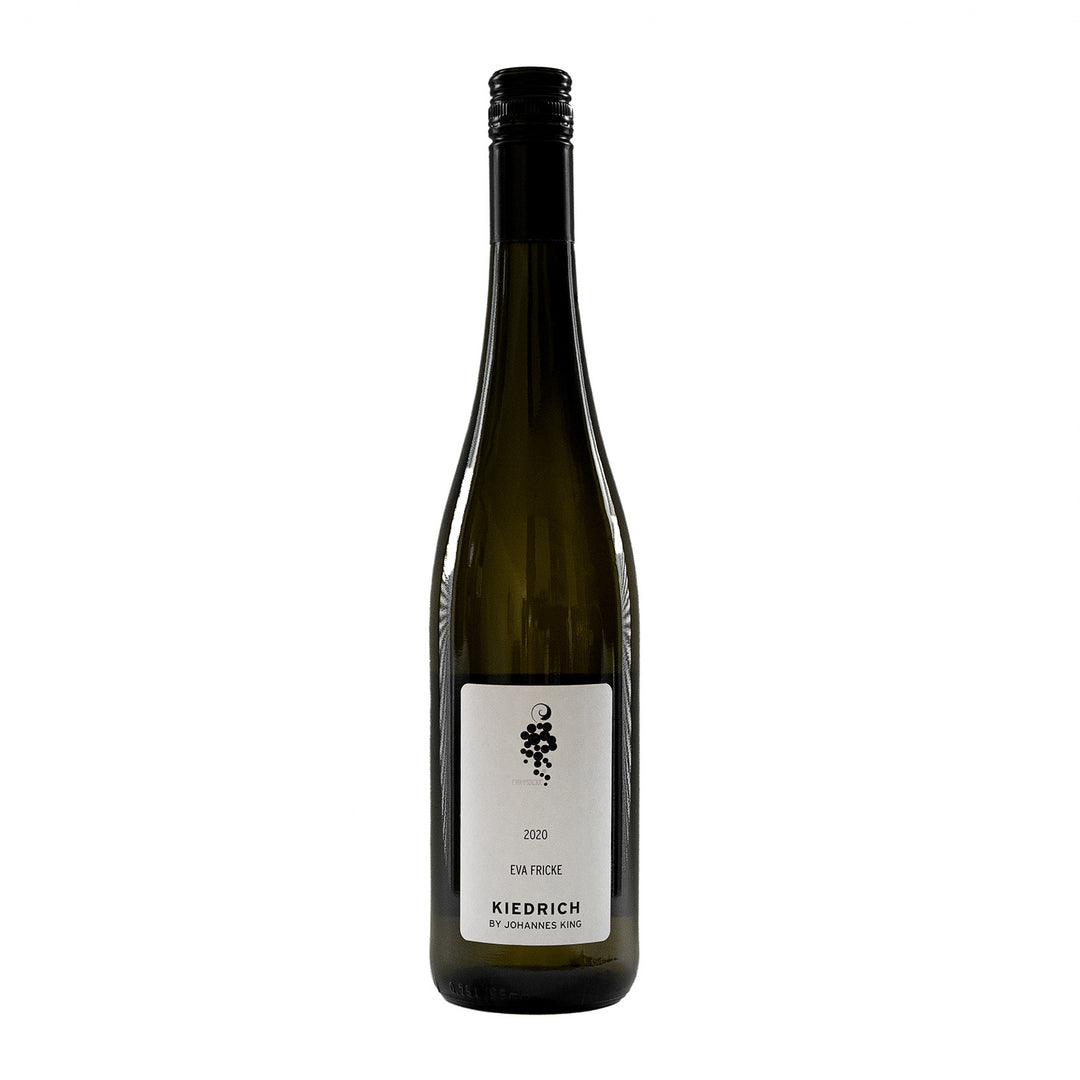 Eine dunkle Glasflasche Riesling Kiedrich 2020 von Johannes King, trocken aus der Sylter Manufaktur Johannes King. Die Flasche hat einen schwarzen Schraubverschluss und ein weißes Etikett mit minimalistischem Design, das eine kleine Weintraube und einen Text mit detaillierten Informationen zum Wein und Weinberg enthält.