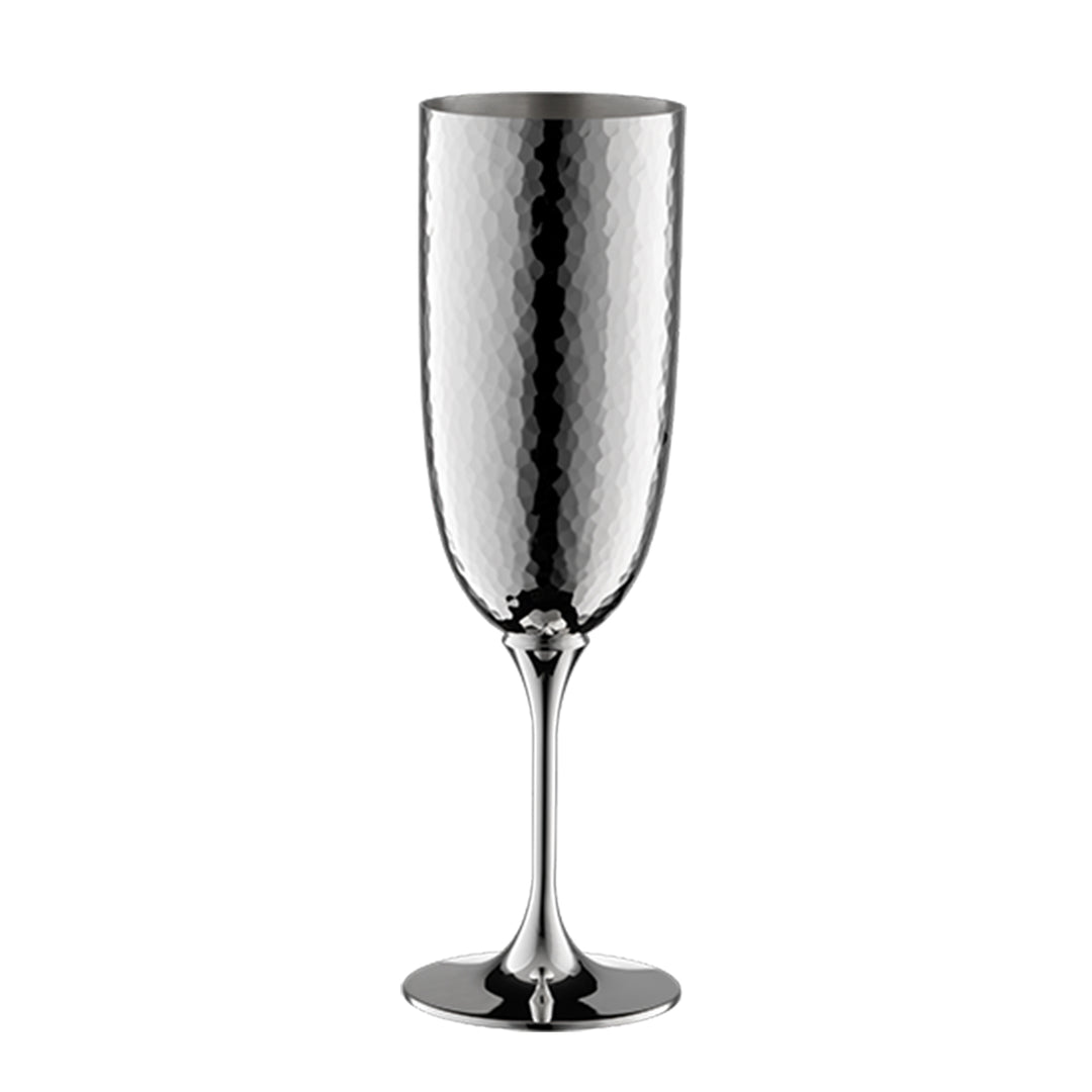Ein polierter metallischer Champagnerkelch Martelé – 90 g versilbert mit einer gehämmerten Textur auf seiner zylindrischen Schale, dem schlanken Stiel und dem runden Boden. Als Teil der Martelé-Kollektion von Robbe & Berking verleiht ihm seine reflektierende Oberfläche und die 90-g-Versilberung ein elegantes und modernes Aussehen.