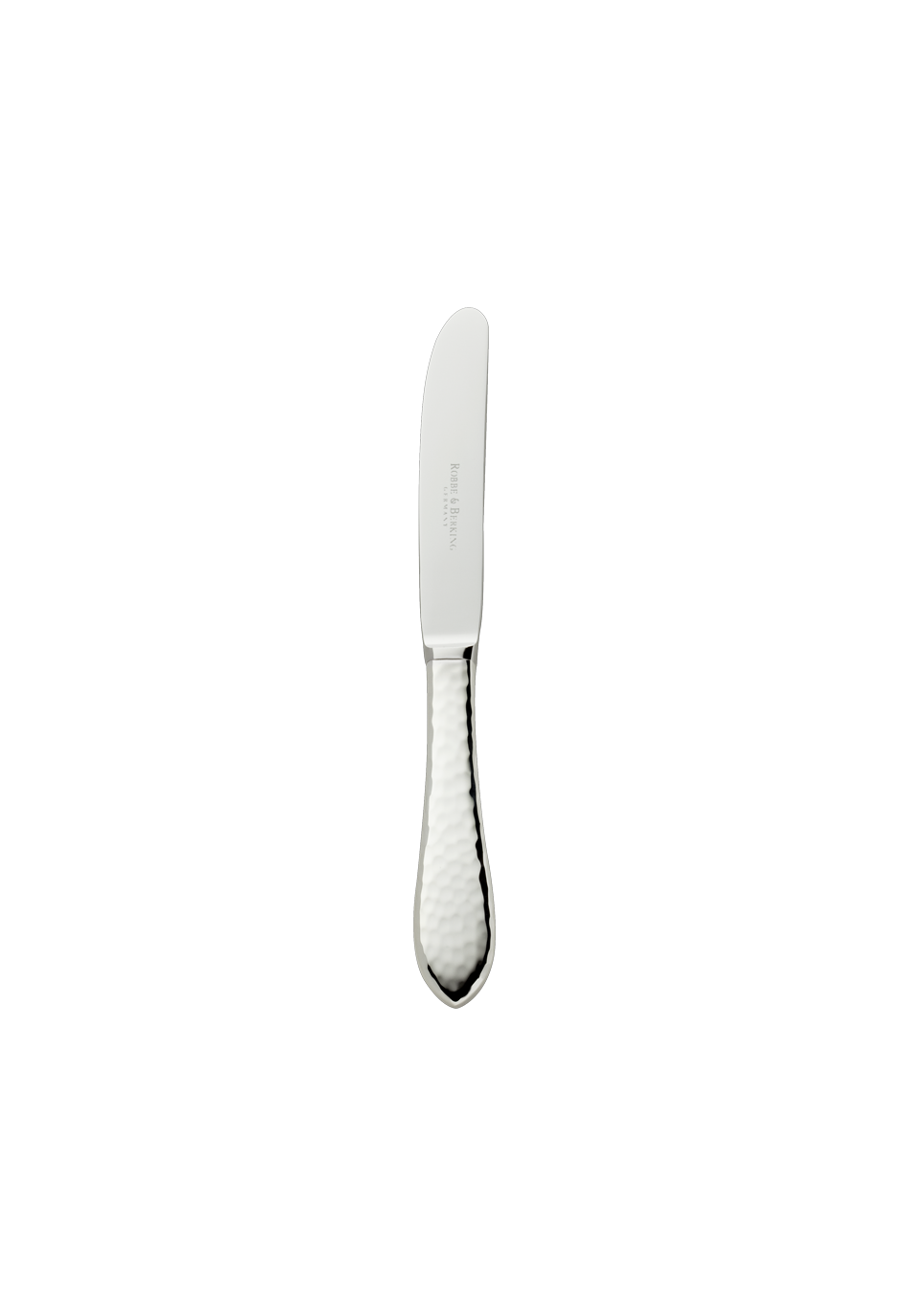 Ein Kuchenmesser Robbe & Berking Martelé 150 mit abgerundeter Spitze und strukturiertem Griff, der an die Handwerkskunst von Robbe & Berking erinnert, ist auf einem schlichten schwarzen Hintergrund zentriert. Auf der Klinge ist ein Text zu sehen. Das Design des Messers ist schlicht und funktional.