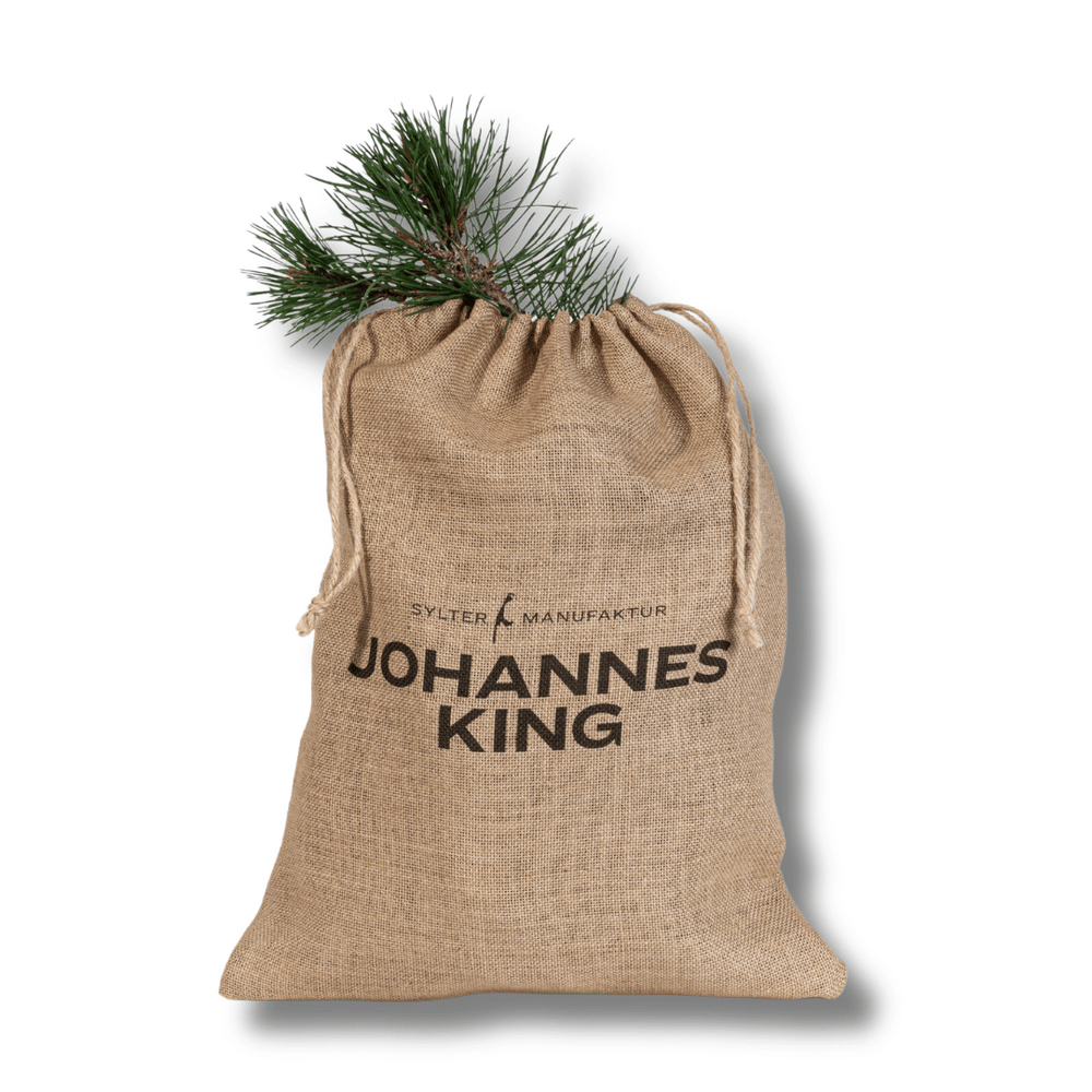 Das Nikolaus-Frühstück der Sylter Manufaktur Johannes King wird in einem Jutesack mit dem Markennamen bedruckt geliefert und ist somit ein ideales Geschenk zum Nikolaus. Der Sack ist oben zugebunden und mit einem Zweig immergrüner Tannennadeln verziert, was Ihrem Rosensekt oder anderen Festtagsleckereien eine festliche Note verleiht.