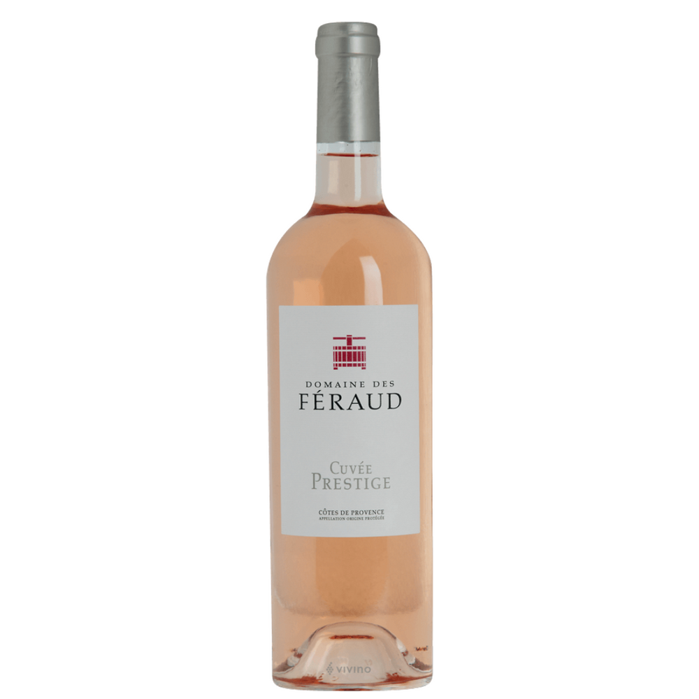 Abgebildet ist eine Flasche Sylter Manufaktur Johannes King 2022 Domaine des Féraud - Cuvée Prestige 6er-Kiste. Die Flasche hat eine hellrosa Farbe und auf dem Etikett auf der Vorderseite sind der Name des Weinguts, das Logo und die Bezeichnung des Weins als Côtes de Provence zu sehen. Der Verschluss ist silberfarben.