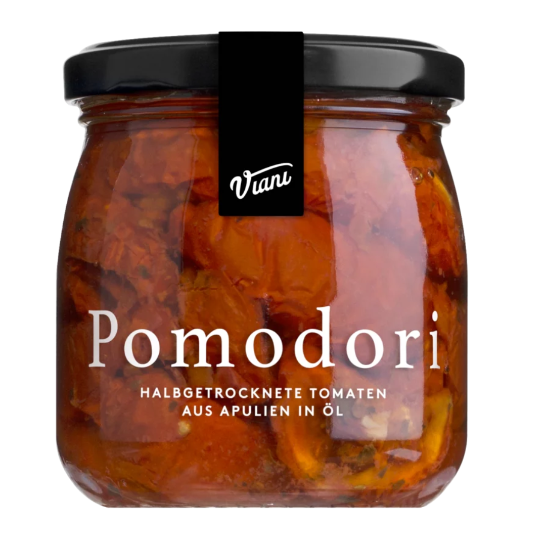 Ein Glasgefäß mit schwarzem Deckel und der Aufschrift „Pomodori – halbgetrocknete Tomaten aus Apulien“. Das Glas ist mit halbgetrockneten Tomaten in Öl gefüllt. Auf dem Etikett ist außerdem der Markenname „Viani“ auf einem schwarzen Schild zu sehen.