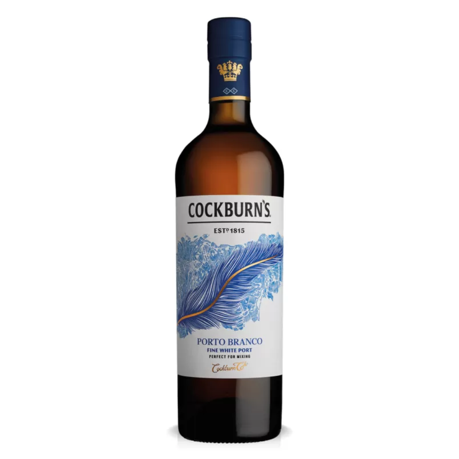 Eine Flasche Cockburn's White Port von Cockburn's mit einem blau-weißen Etikett mit blauem Federmuster und goldenen Akzenten steht vor einem schlichten weißen Hintergrund.